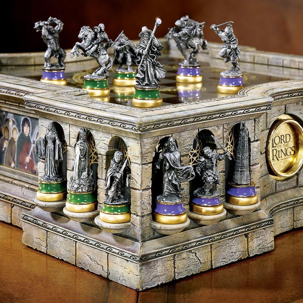 The Lord of the Rings Collector's Chess Set - Image 3