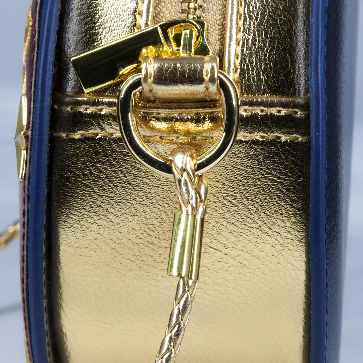 Wonder Woman Shield Cross Body Handbag - Image 2